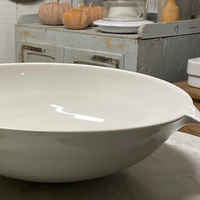 1920 Mended Round Laboratory Dish