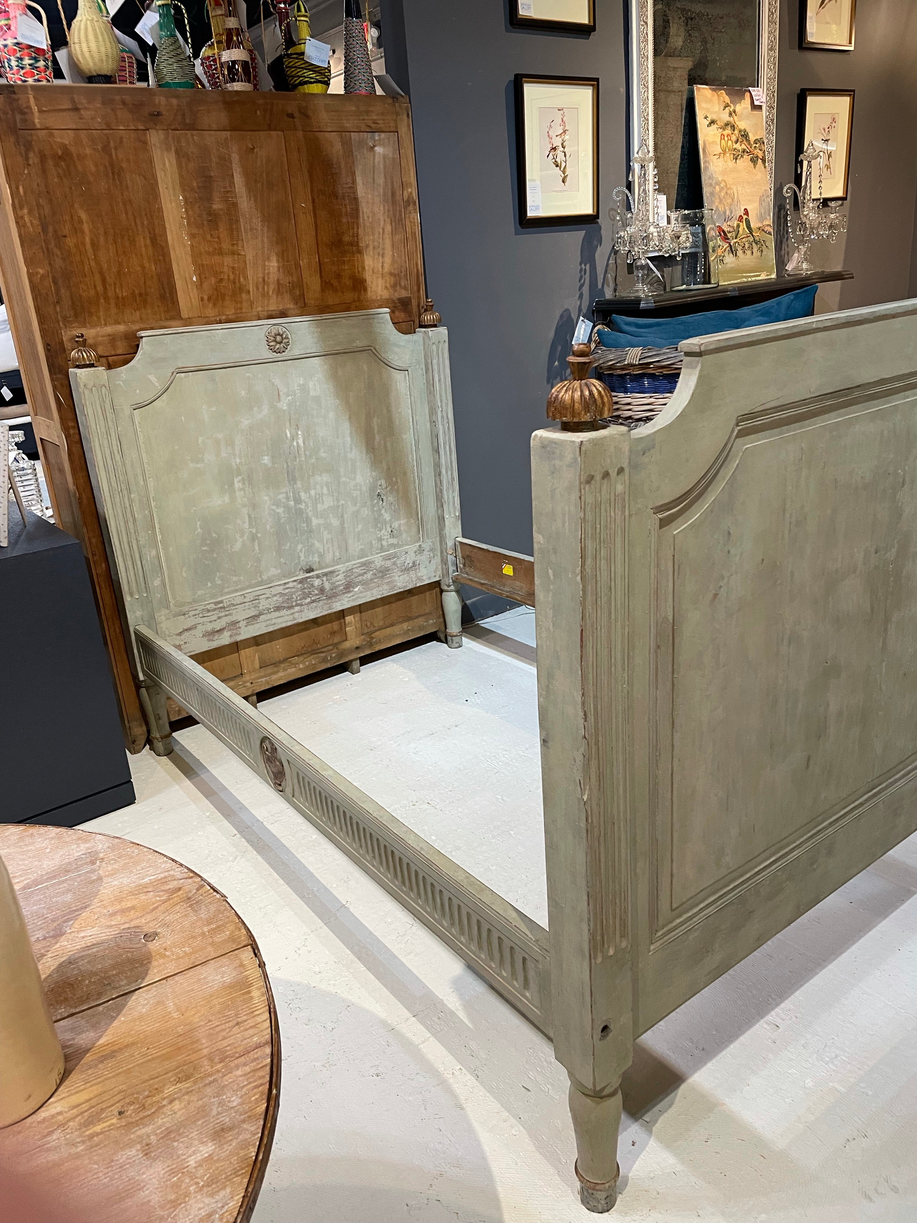 1810Painted Day Bed